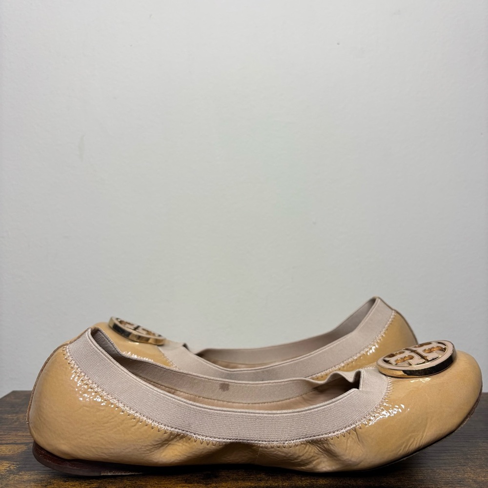Tory Burch Shoes Tan Beige Ballet Flats with Classic Gold Logo Womens Size 8.5 - Picture 4 of 9